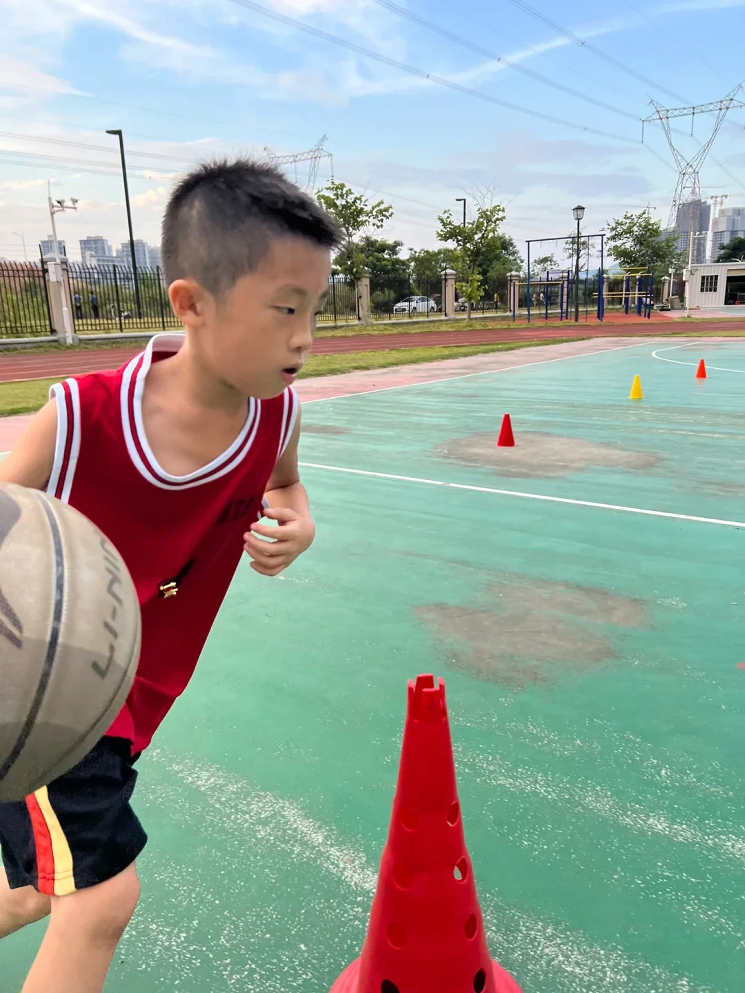 老年人打篮球时应如何进行适当的力量训练?_2